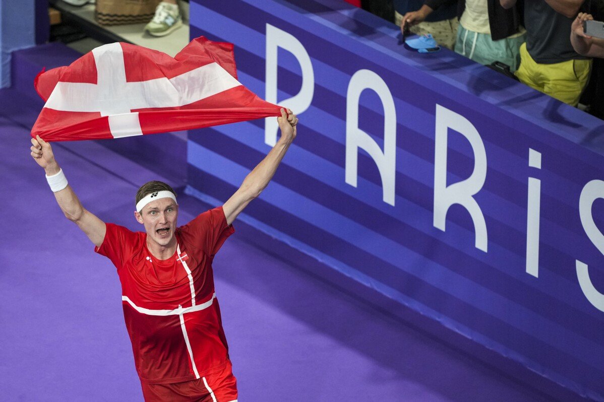 Denmark’s Viktor Axelsen memenangi emas terbuka badminton lelaki, mempertahankan gelar Olimpiknya